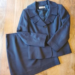 Tahari Pattern Charcoal Professional Suit sz 10